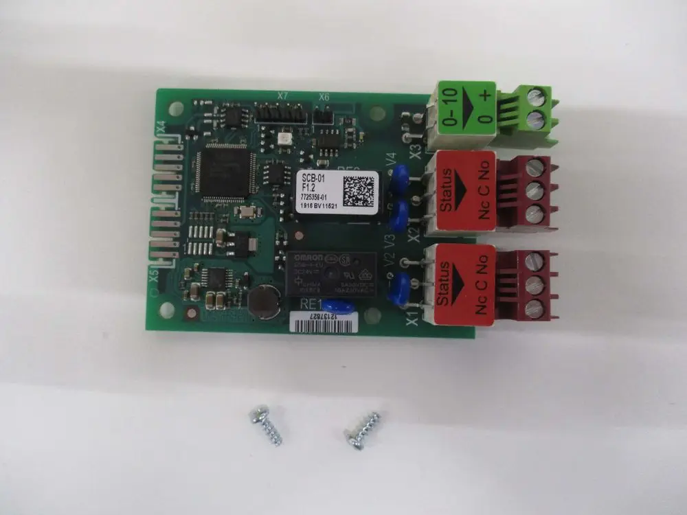 Elektroplatine mit verschiedenen Anschlussklemmen, Statusanzeigen und Steuerungselementen, produziert von Remeha. Enthält elektronische Komponenten zur Regelung.
